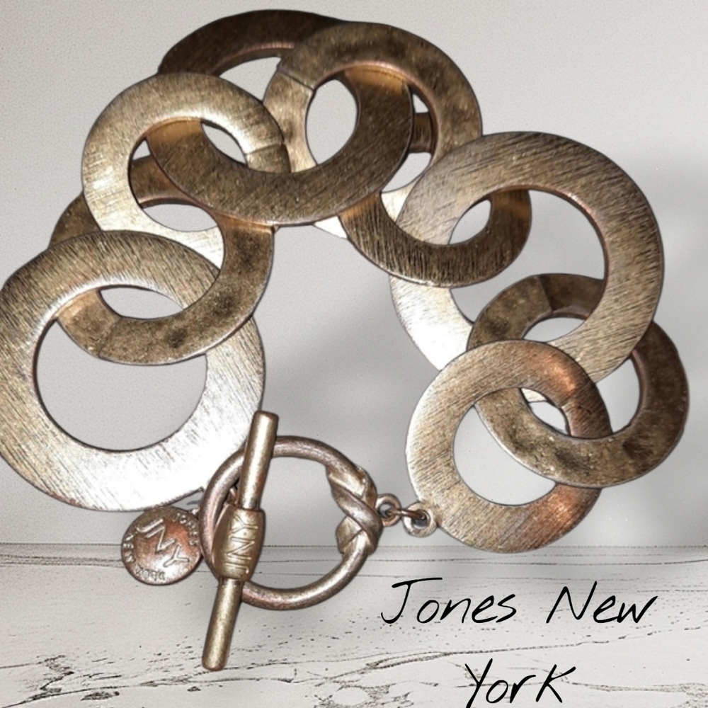 Jones New York Gold Geometric circle bracelet 7.5in approx Signed